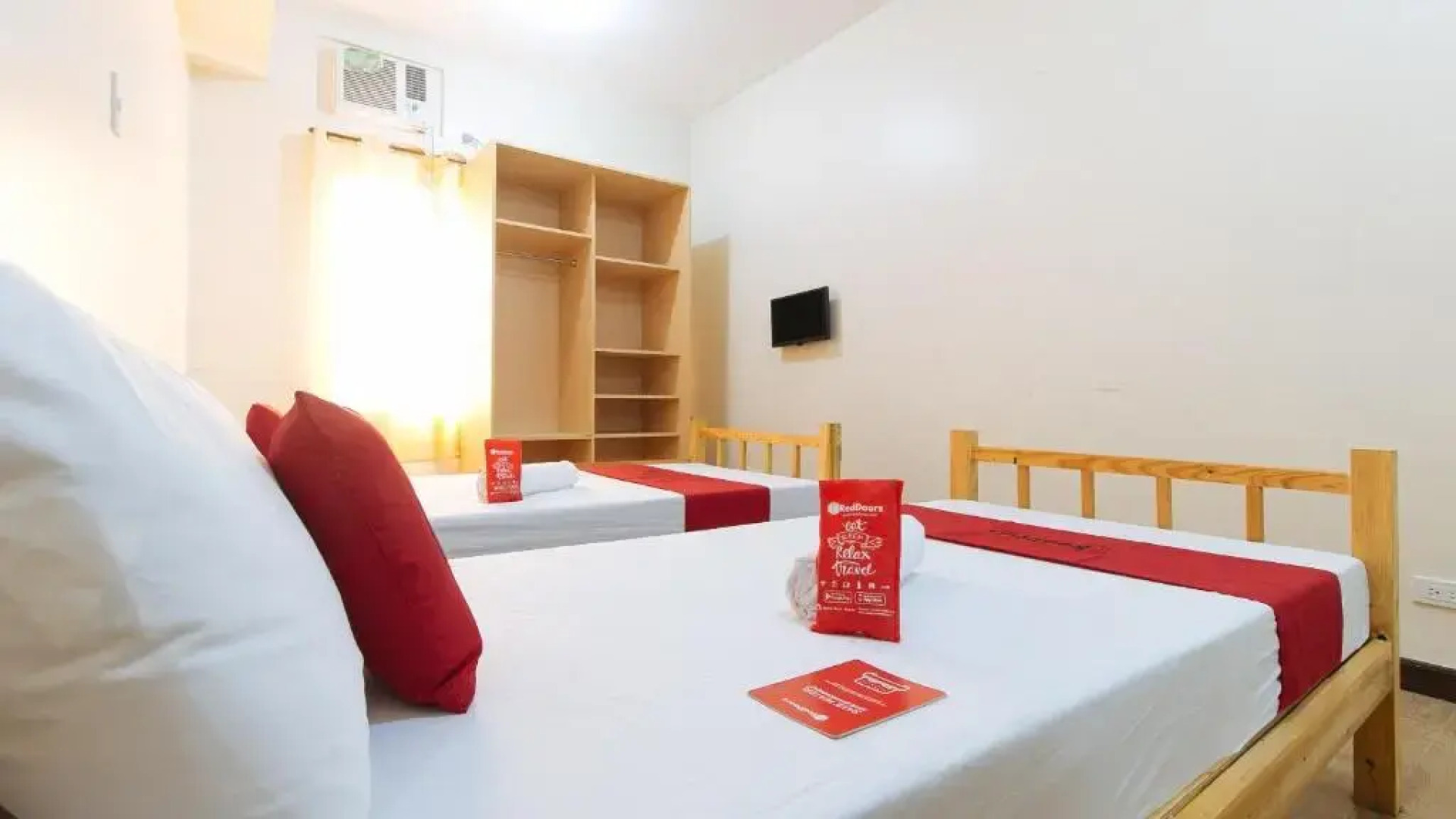 RedDoorz Premium @ Paseo Verde Las Pinas