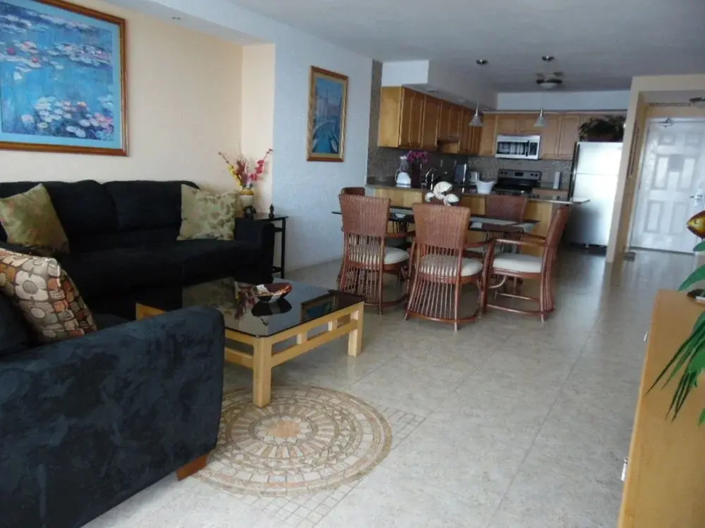 El Cantil Condominiums