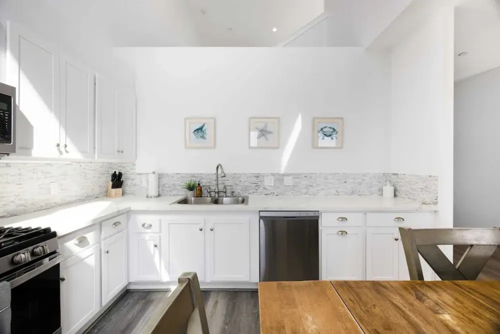 Oceanfront 2BR + Rooftop Deck, & Beach Access Strand Way B