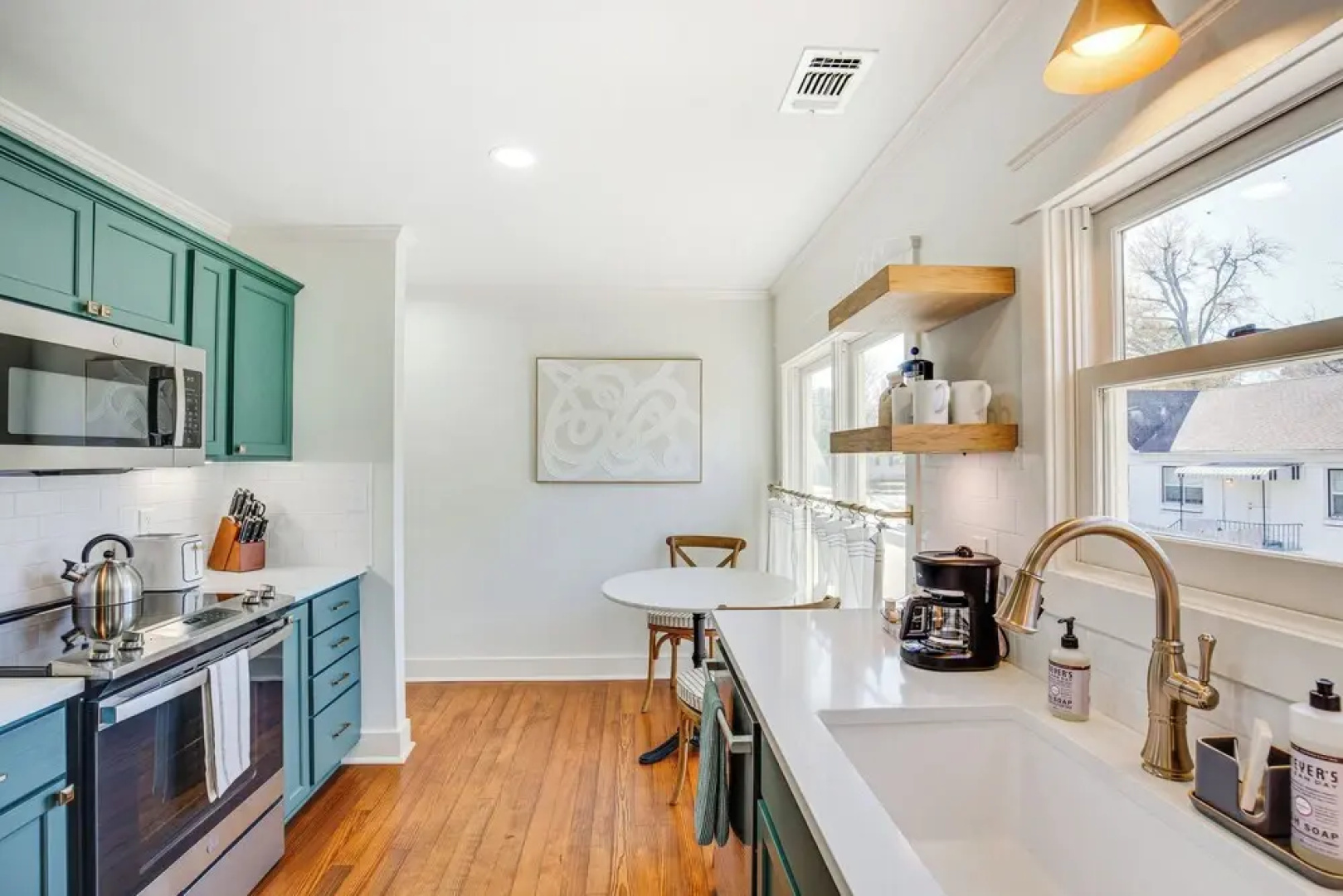 2 Mi to Tyler Rose Garden: Vibrant Apartment!
