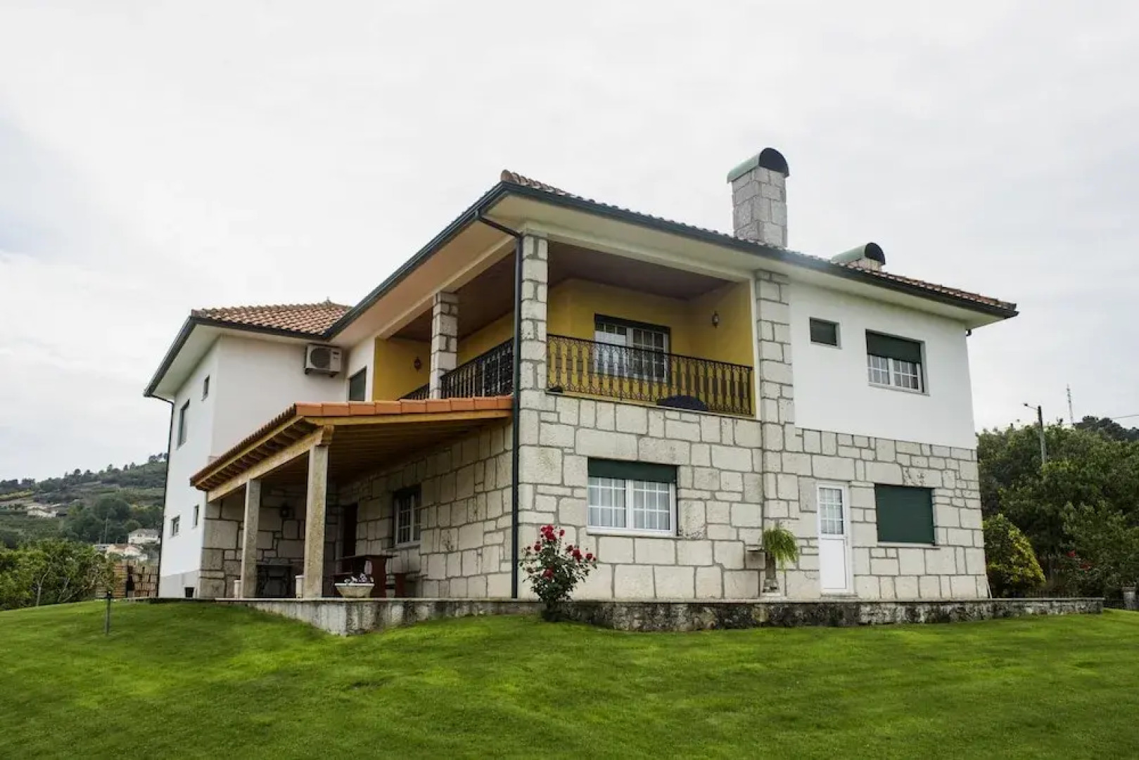 House With 5 Bedrooms in Britiande, With Wonderful Mountain View, Encl