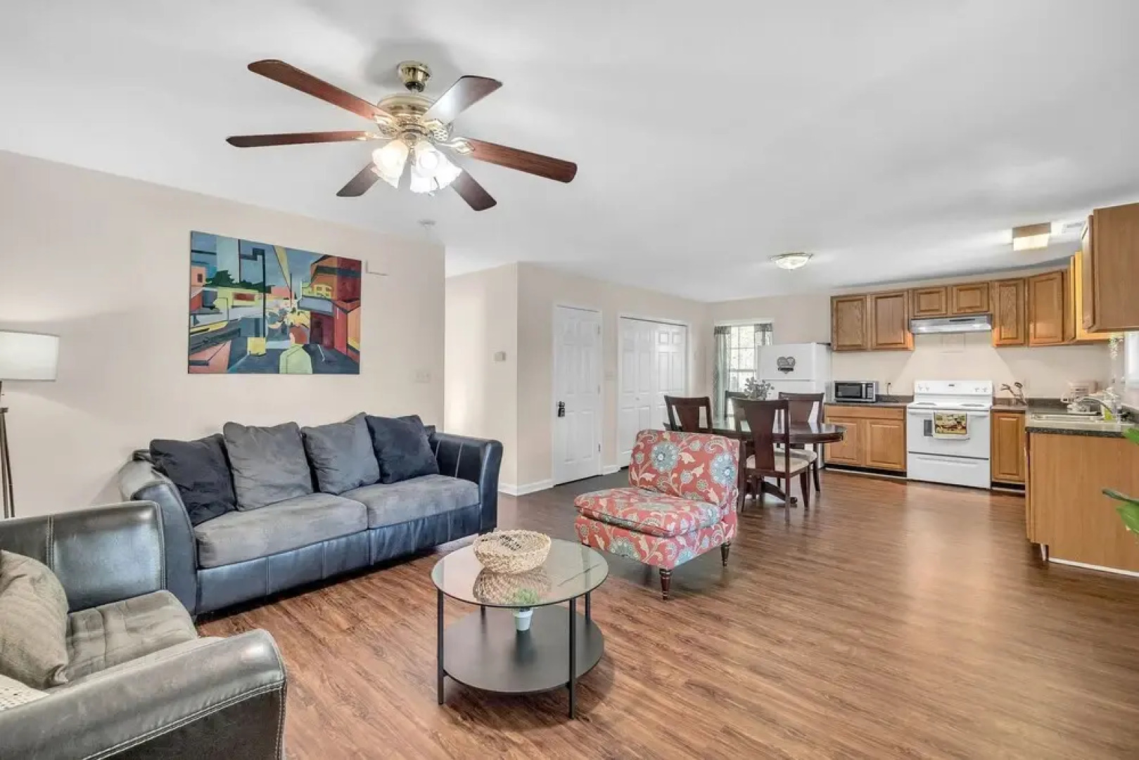 Have The Best Stay At Our Modern Art Gallery Home 3 Bedroom Home by Redawning