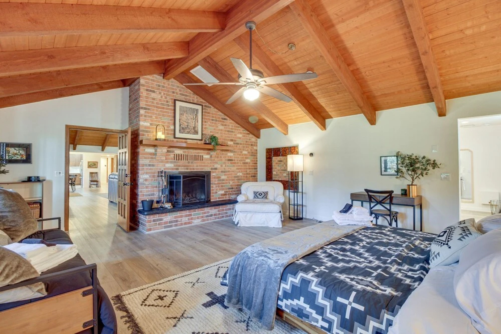 Pinetop Cabin w/ 2 Fireplaces & Hot Tub!