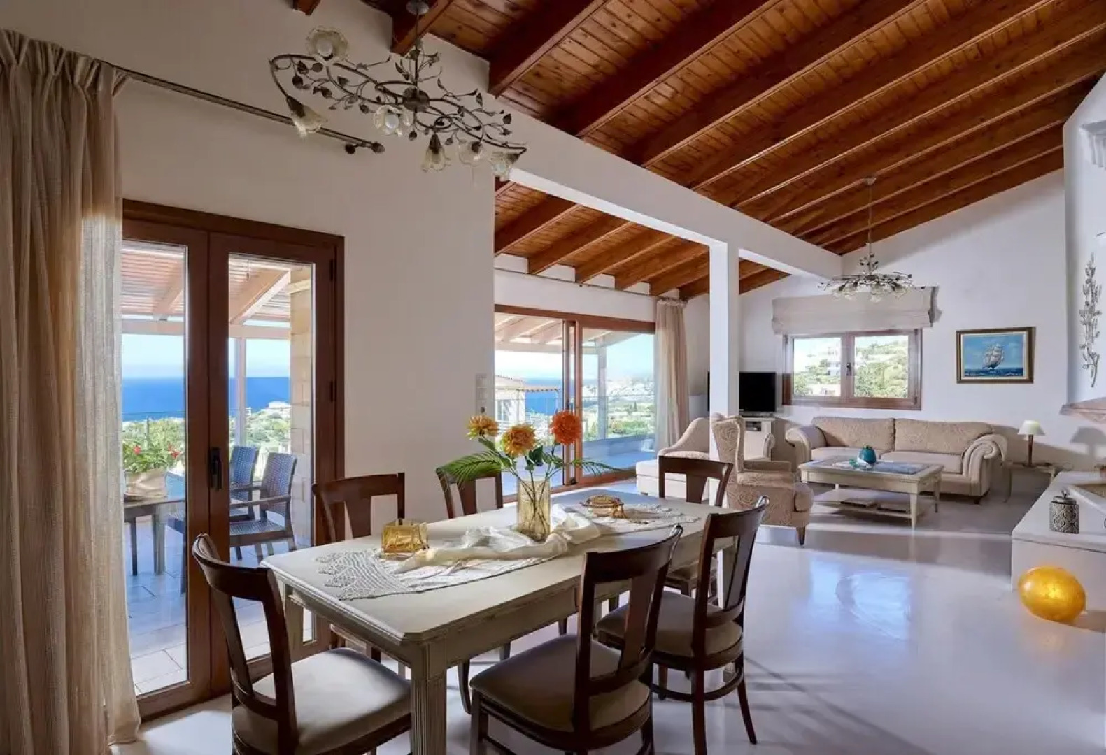 Spacious Villa With Shared Pool and Amazing View