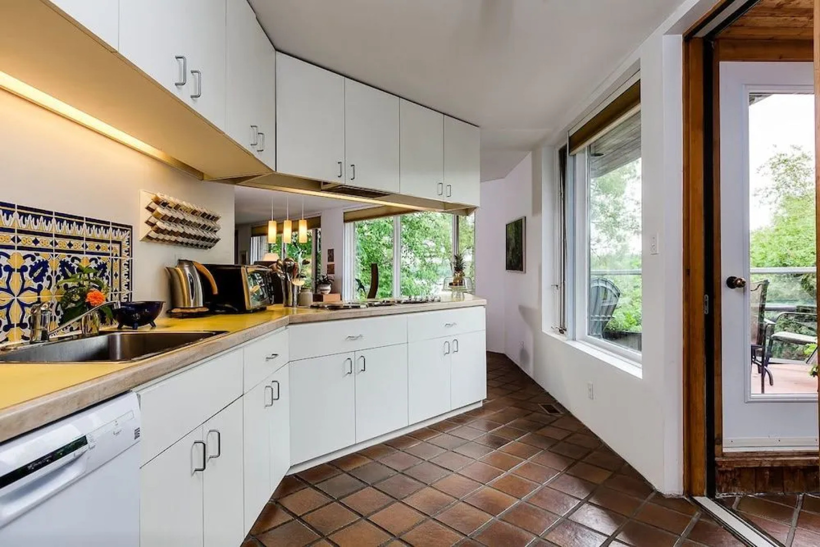 225 Lakeland Bed and Breakfast.