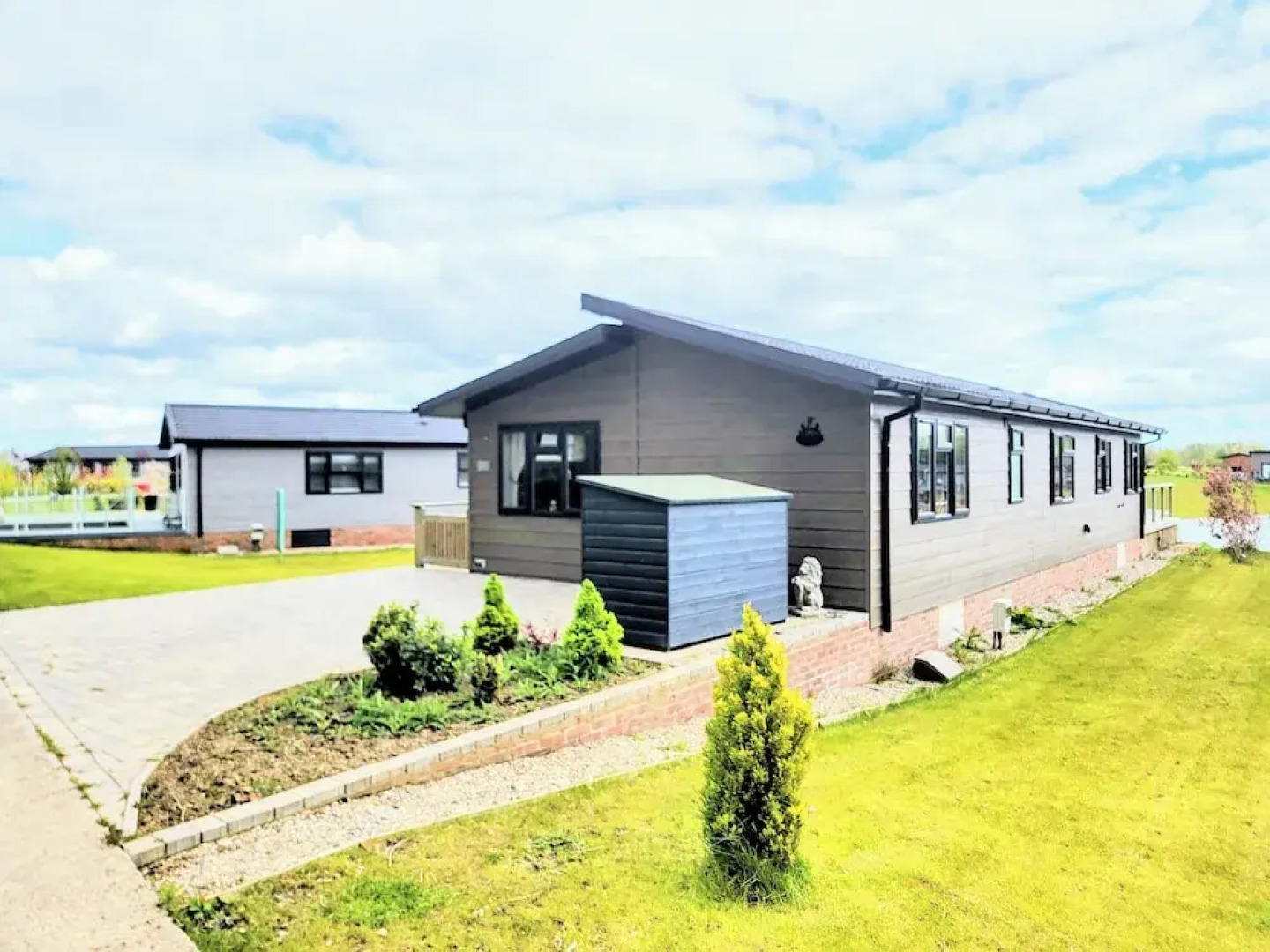 Luxury 2-bed Lodge in Routh, Sleeps 4 With Hot Tub