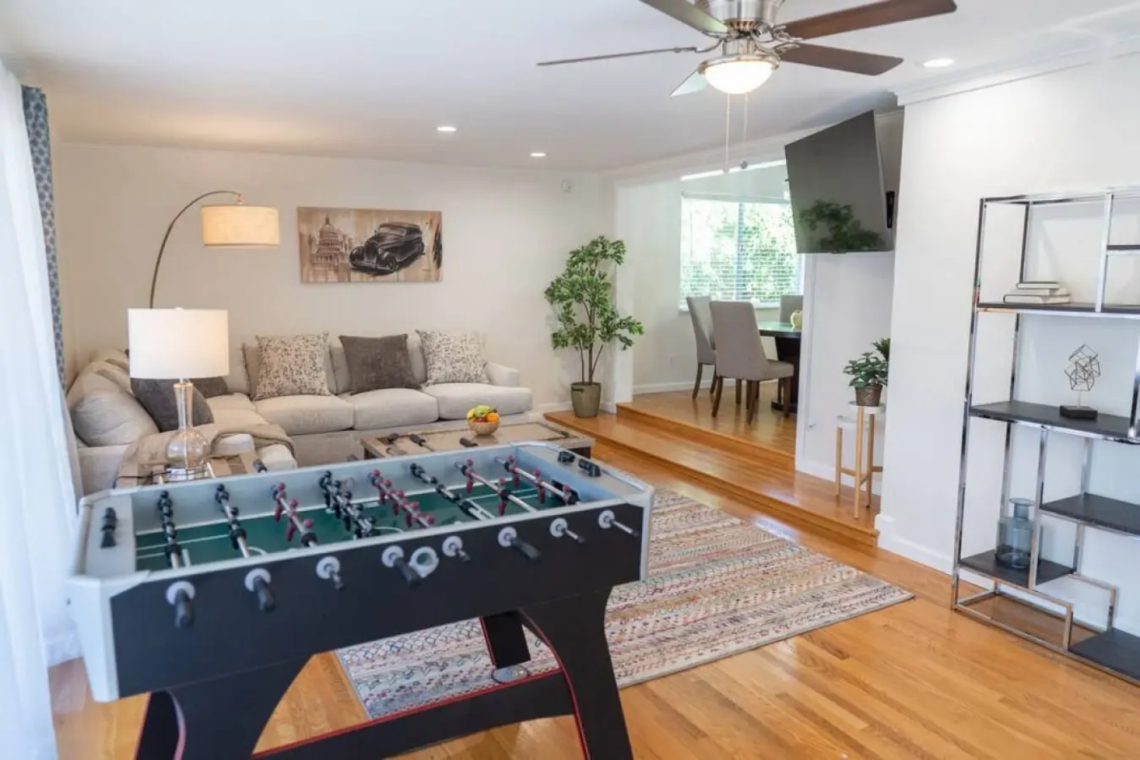 TASTEFUL SPACIOUS 3-BEDROOM HOME WITH HOT TUB ONLY MINUTES FROM DISNEYLAND  (p56)
