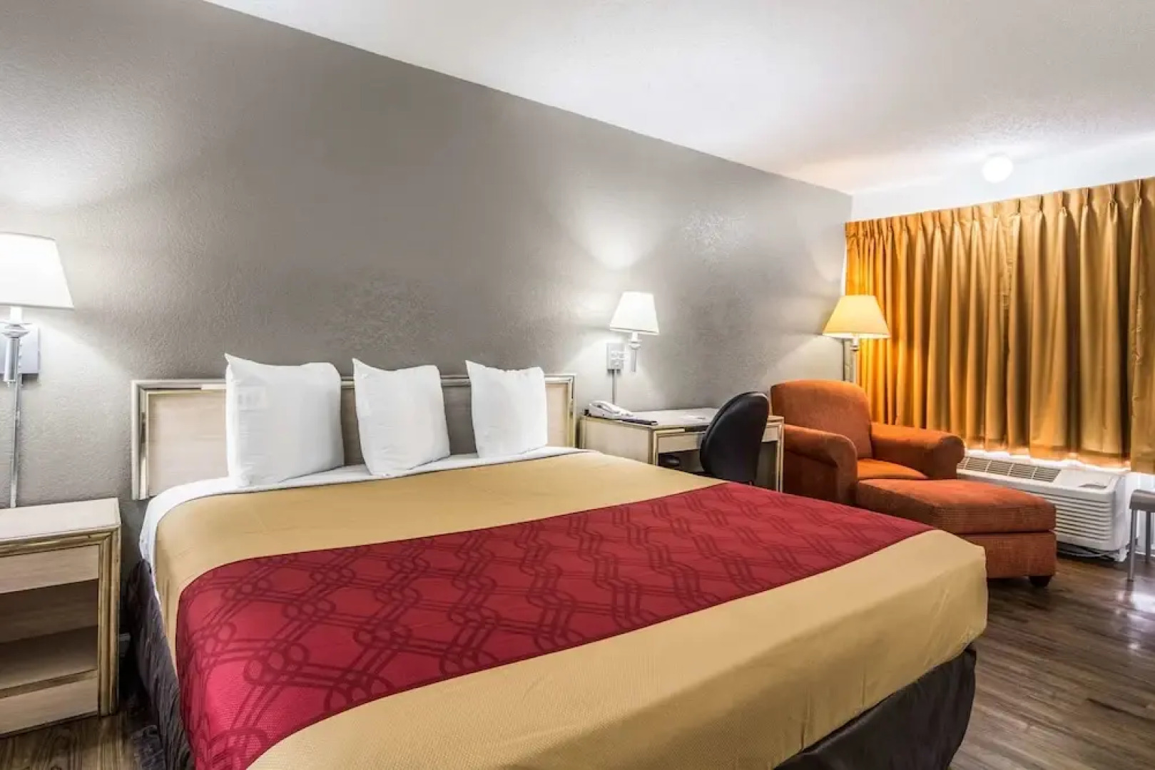 Econo Lodge Airport I-35 North