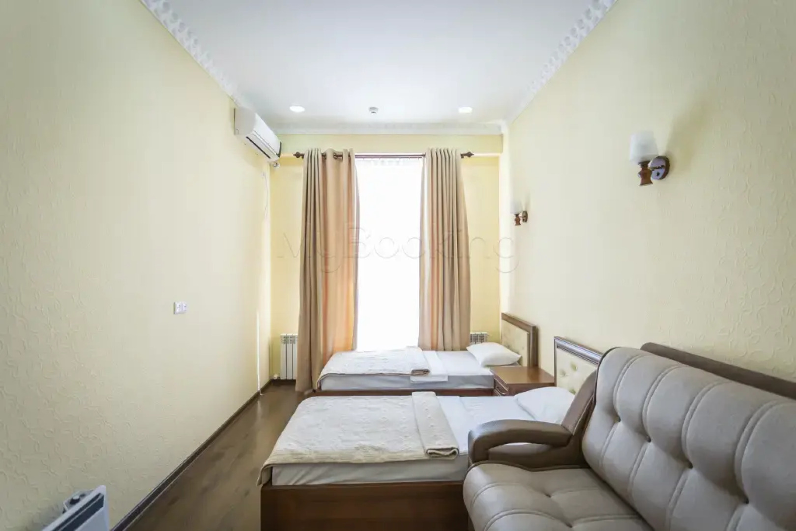 Lake House Resort hotel