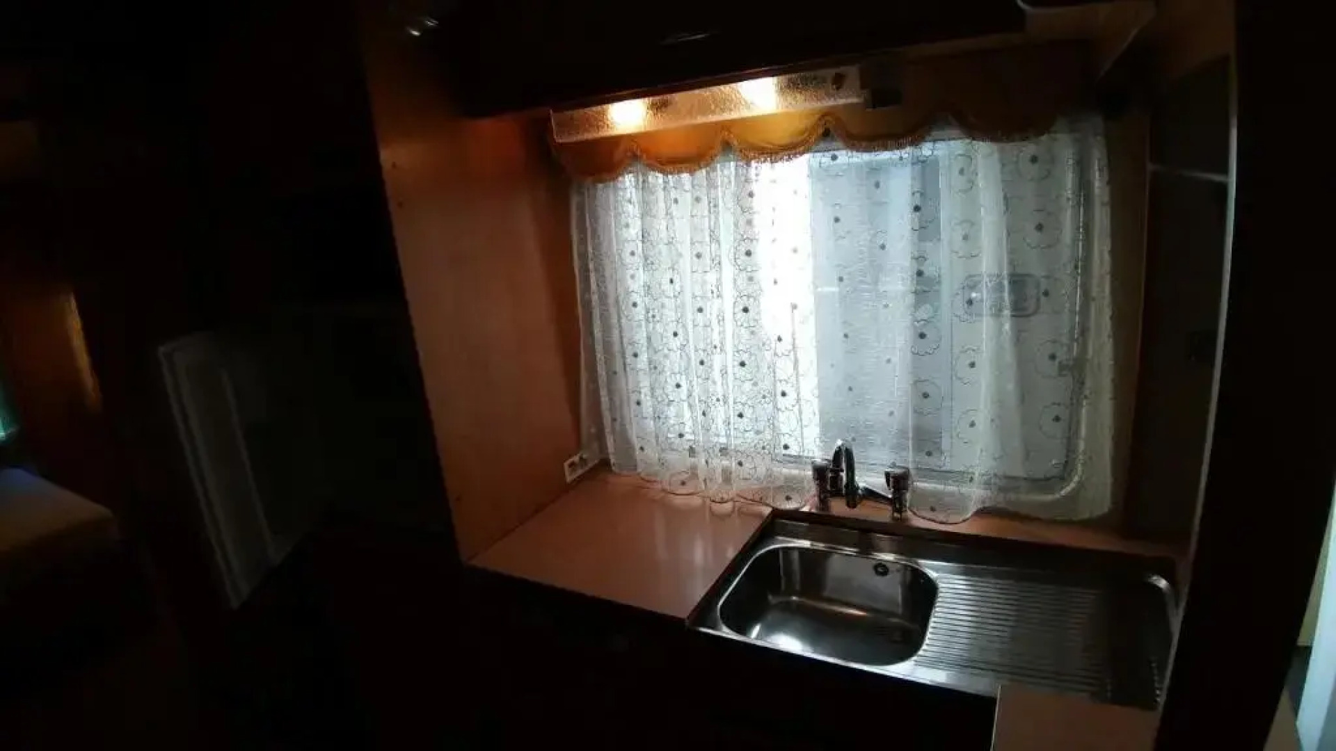 Geräumiger Wohnwagen unter Bäumen neben Mur-Stausee