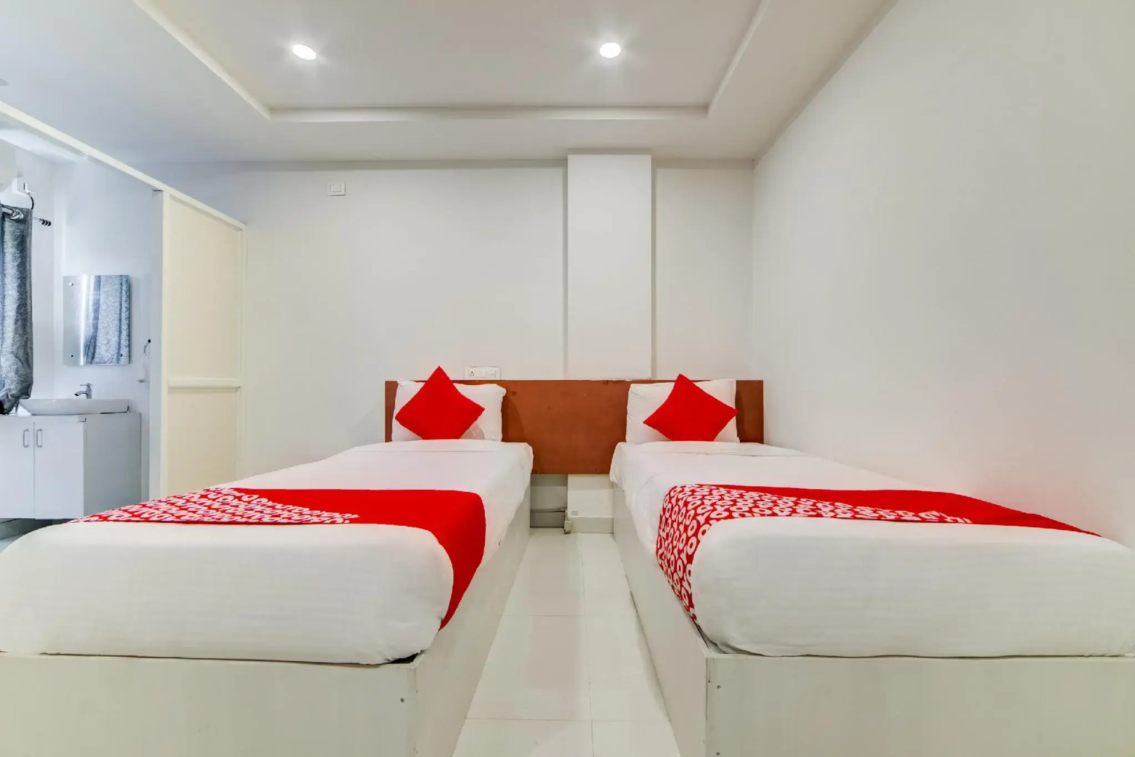 Capital O 47601 Airport Palace Hotel