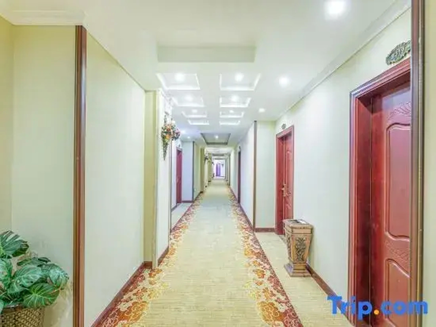 Elan Hotel (Zhenjiang Railway Station Wanda Plaza)