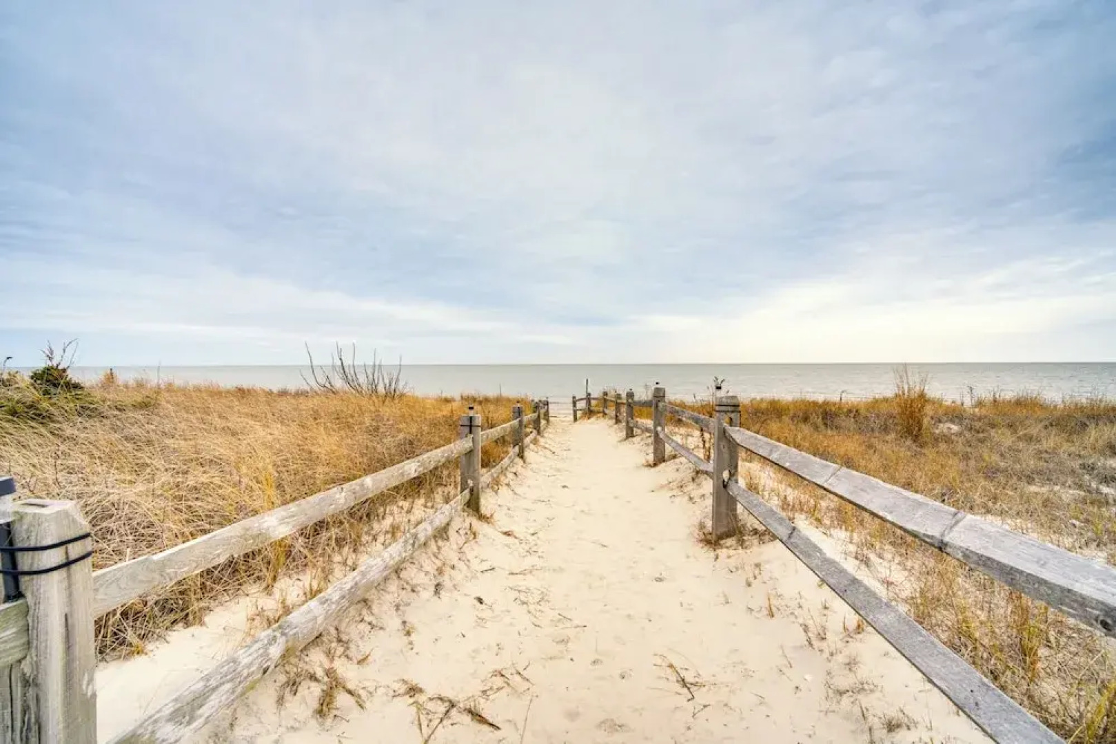 Steps to Sand: Villas Beach House w/ Decks!