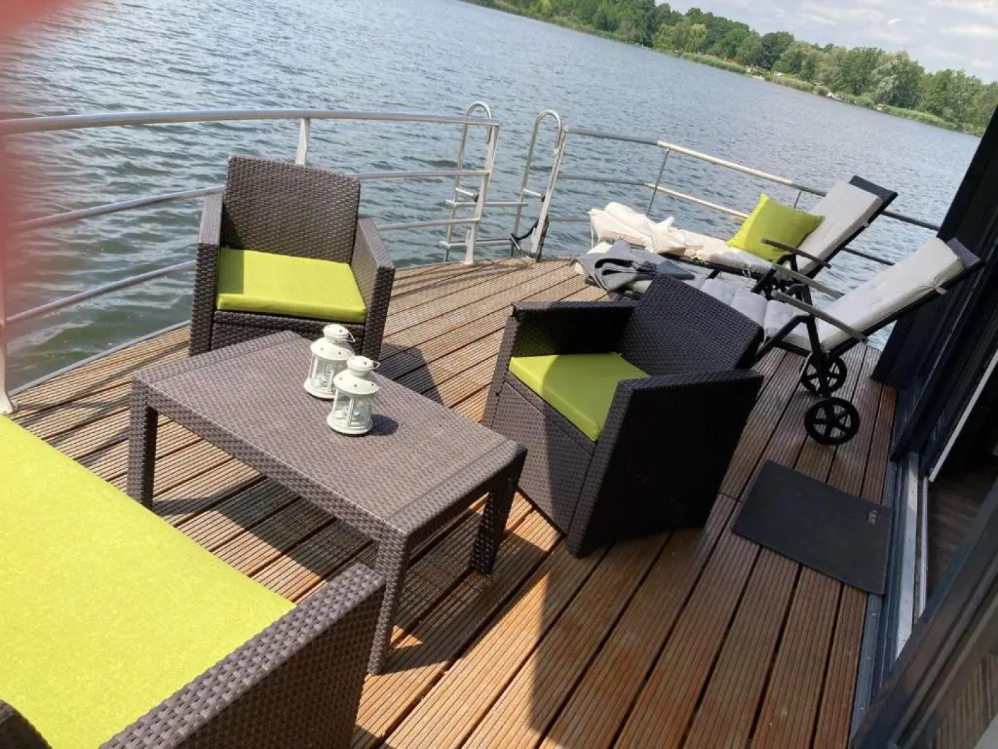 Schwimmende Ferienwohnung, Hausboot Urlaub als Festlieger am Steg
