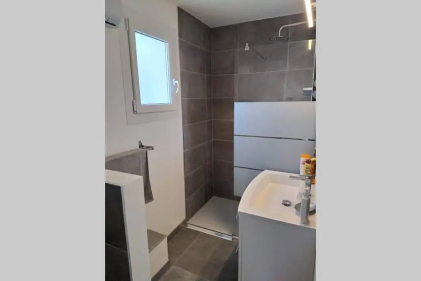 T1 DE 45M2 CLIMATISE, SPA, au milieu des oliviers