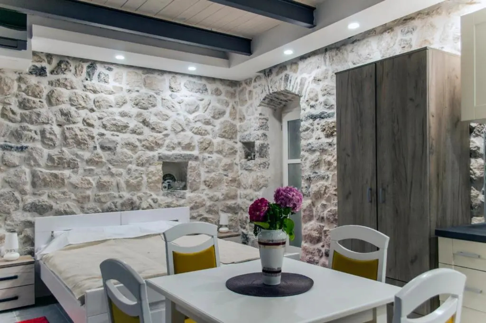 Sunny Port Apartment & Rooms