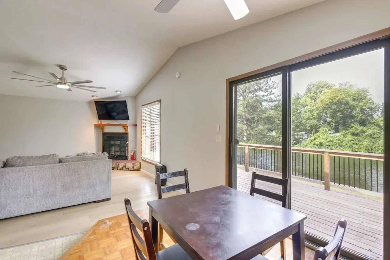 Lakefront Family Home 13 Mi From Gateway Arch!