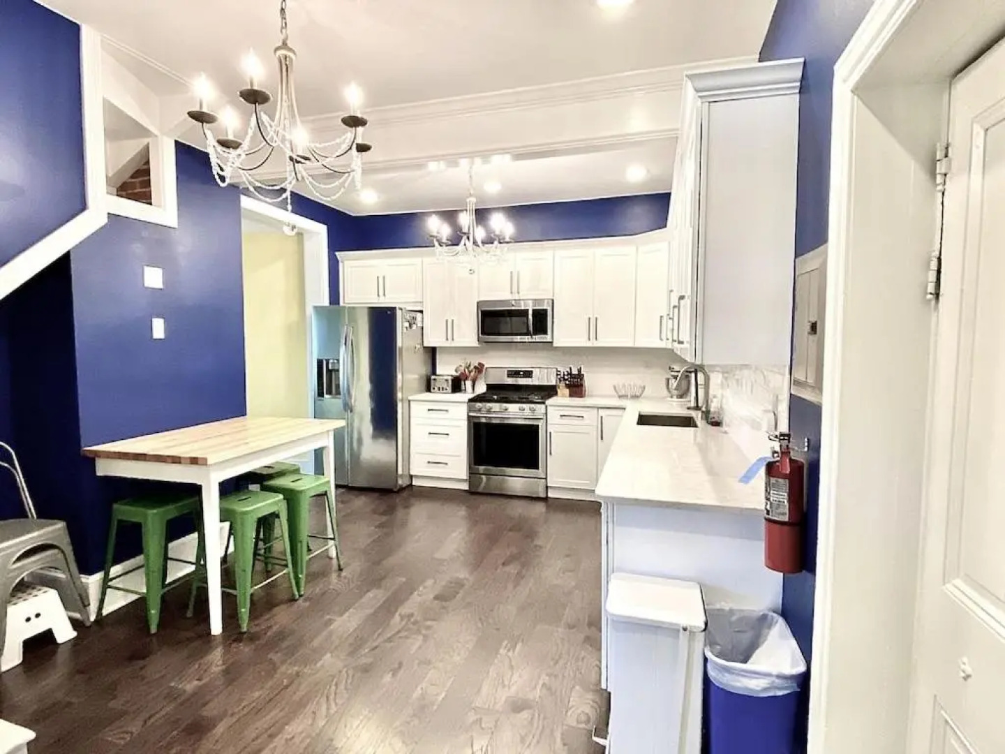 Victorian Manor with heated Saltwater Pool on Jackson Street 300ft To Beach Sleeps 18