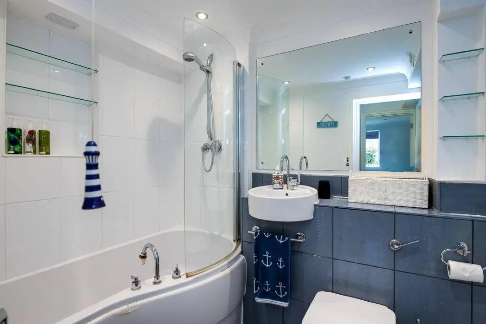 Cosy, nautical 2 bed, 5 mins stroll to Seafront