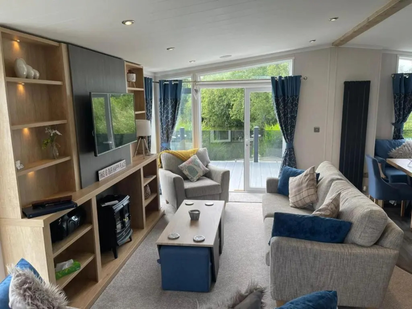 Indulgence Lakeside Lodge i3 with hot tub, private fishing peg situated at Tattershall Lakes Country Park