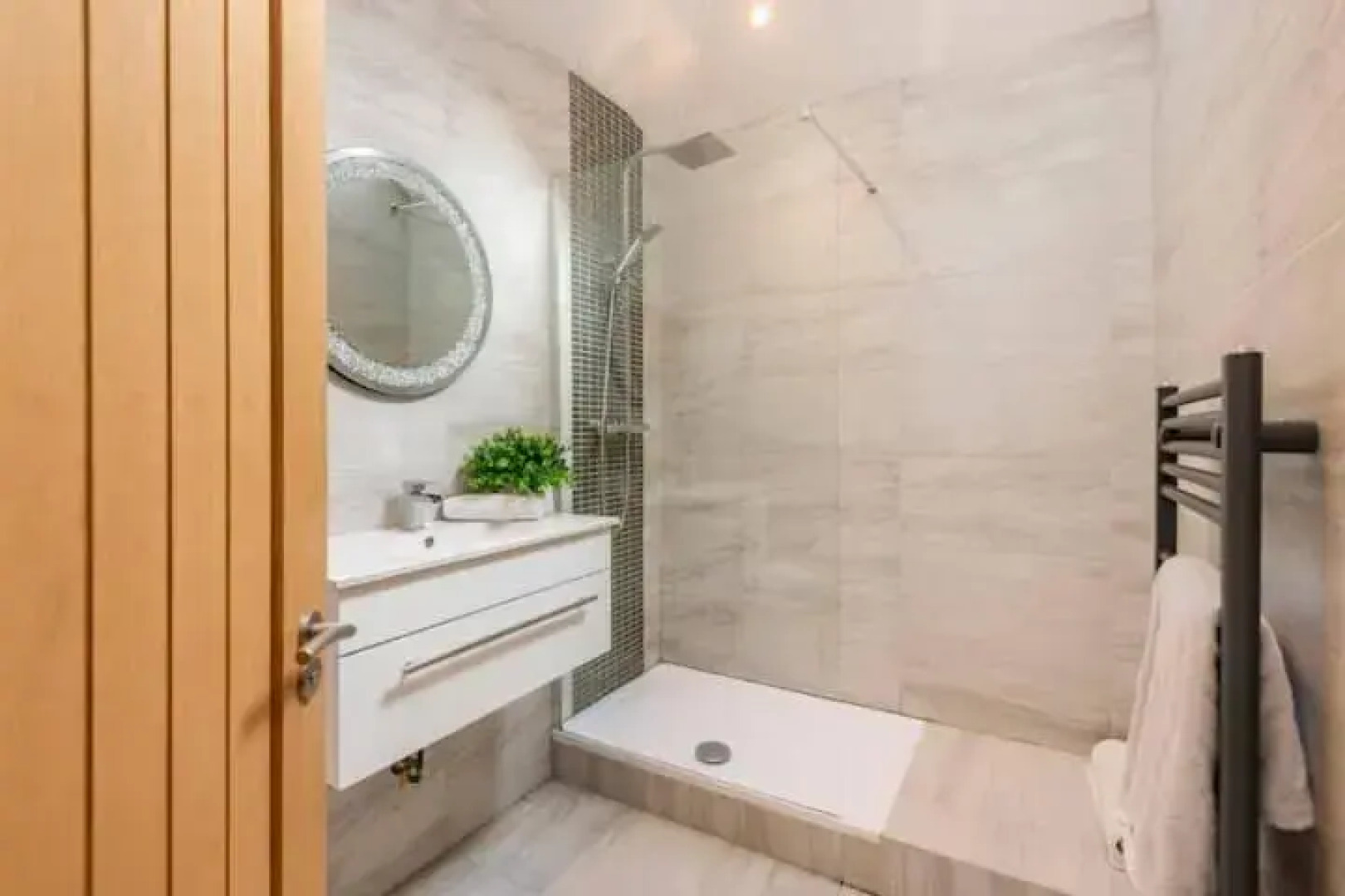 New SLEEP 4 COSY HOME