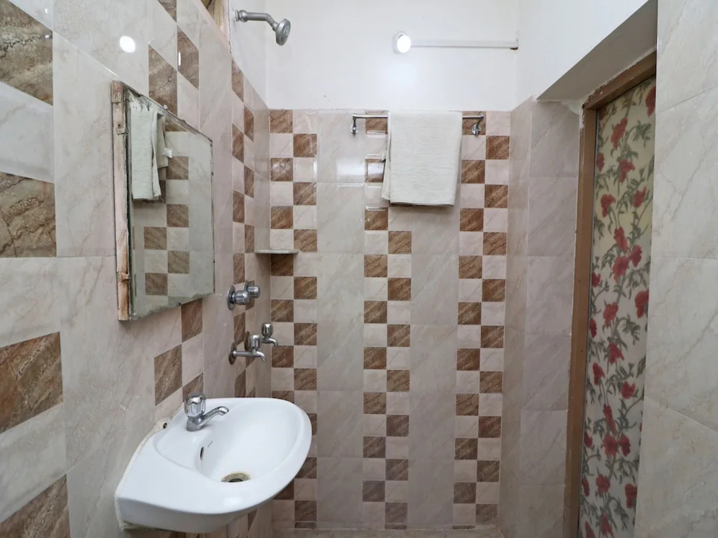 Spot On 39527 Hotel Saraogi