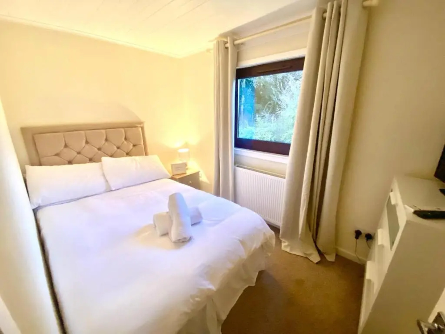 Stunning 4-bedroom Cabin With Hot Tub in Beattock!