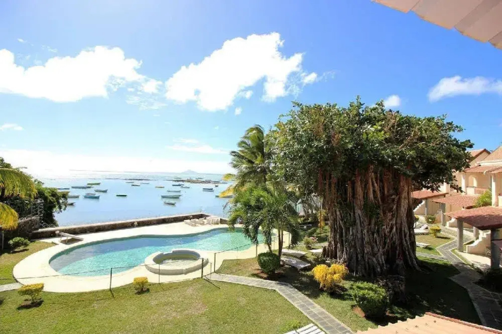 Residence With 6 Seafront Bungalows and Swimming