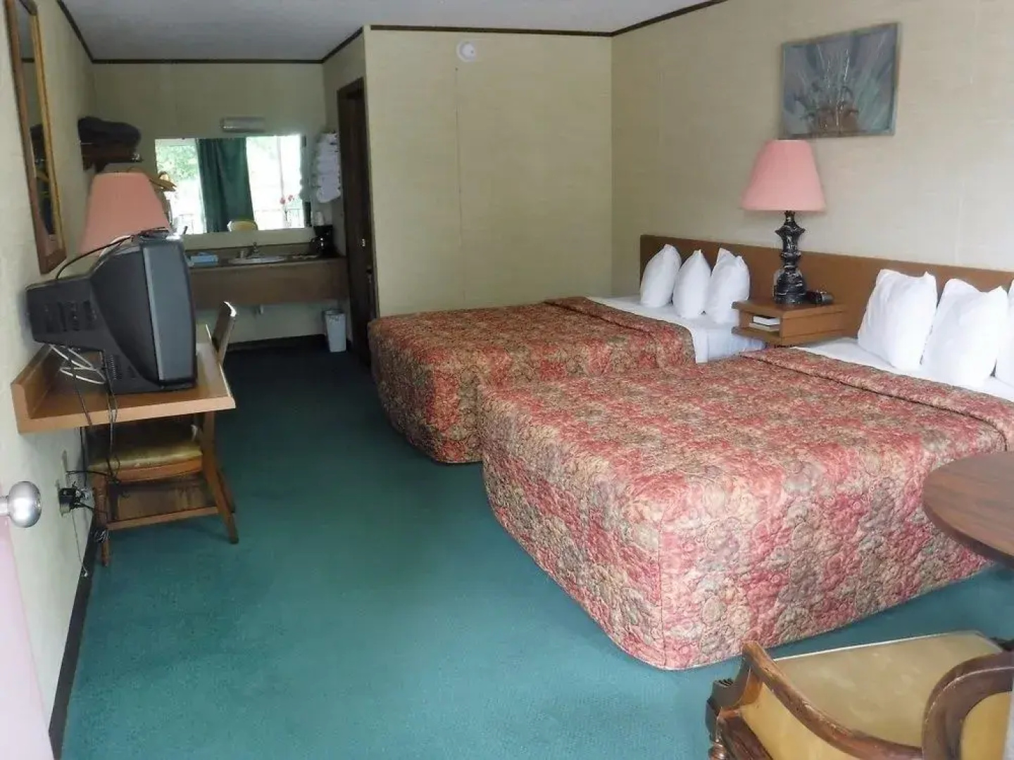 Colonial Mountain Inn