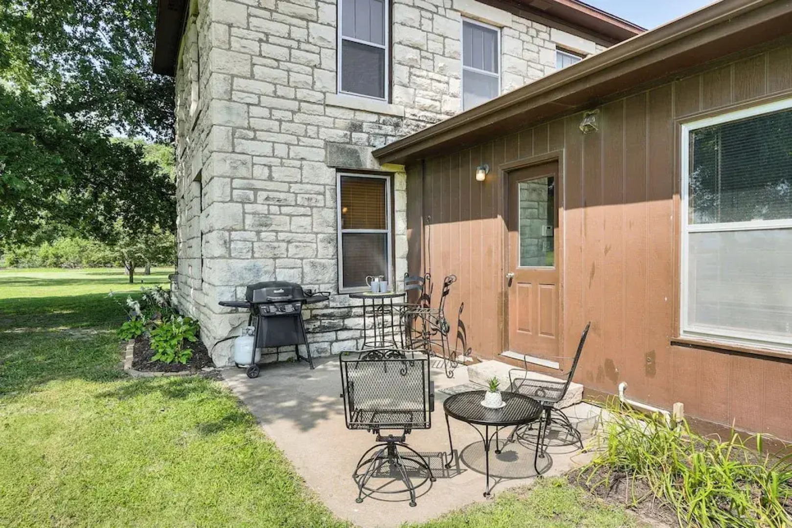 Pet-friendly Home: Grill & Fire Pit in Manhattan