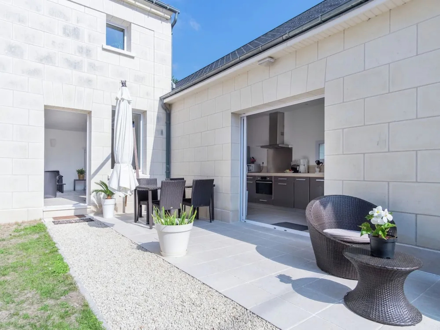 Luxury Holiday Home With Lawn in Beaumont-en-véron Near Chinon