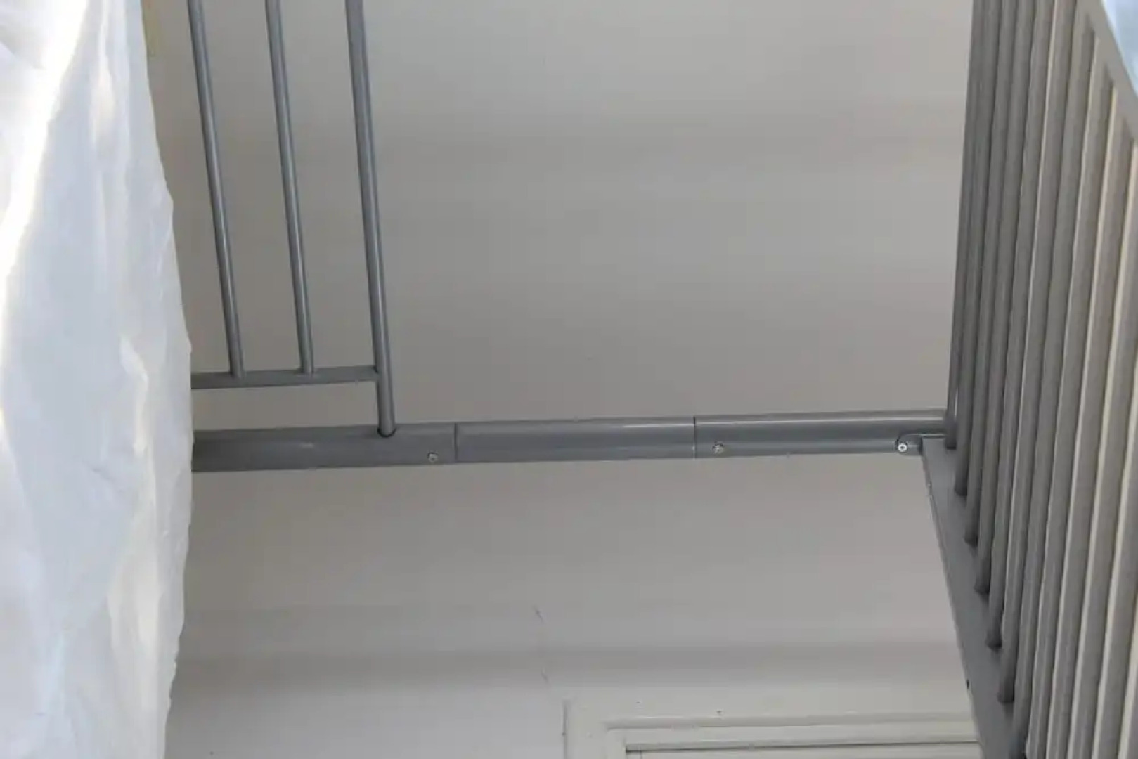 Costas Hostel Action 2