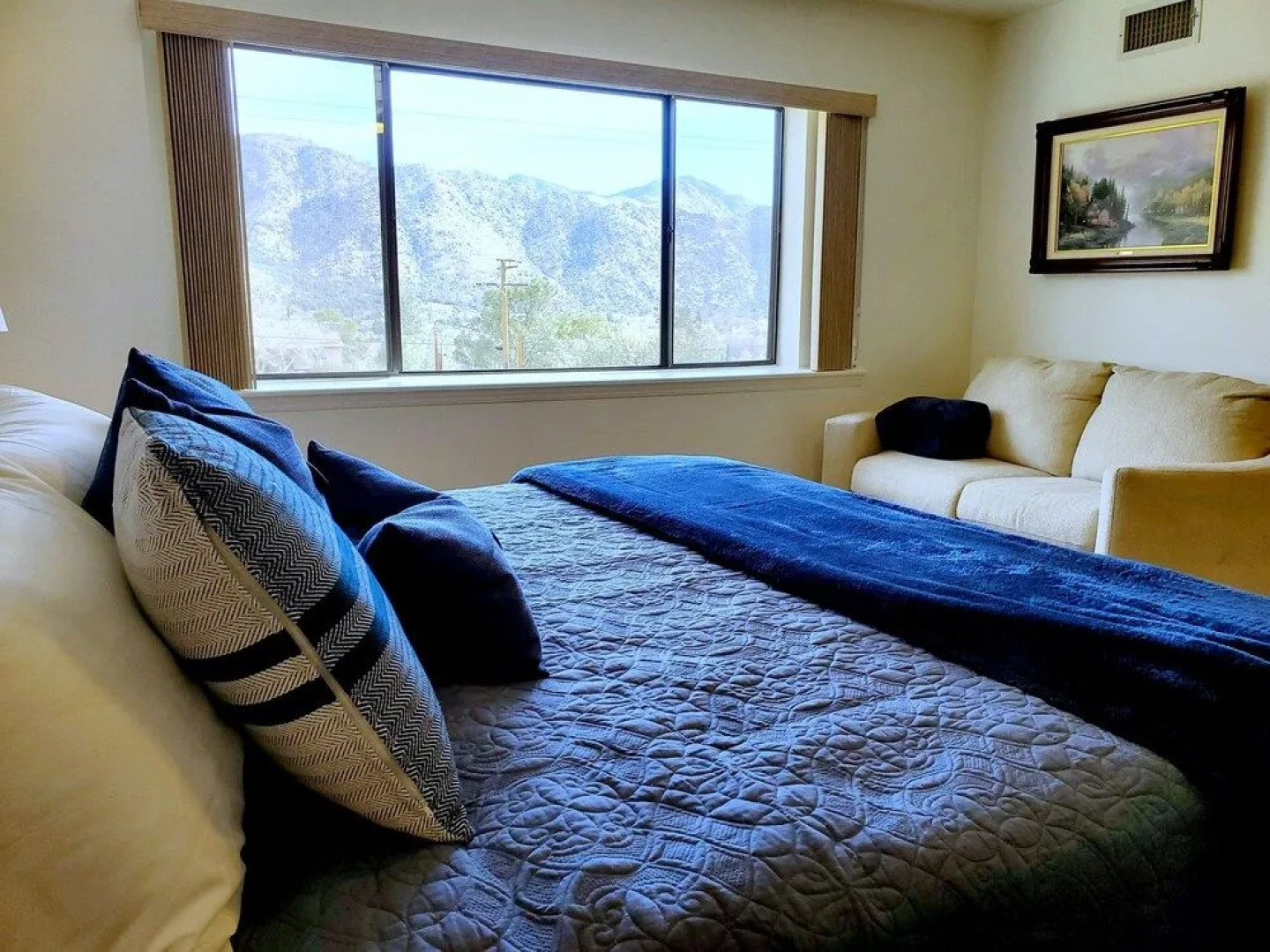 Kern River Retreat - Walk To River & Downtown! 3 Bedroom Retreat by RedAwning