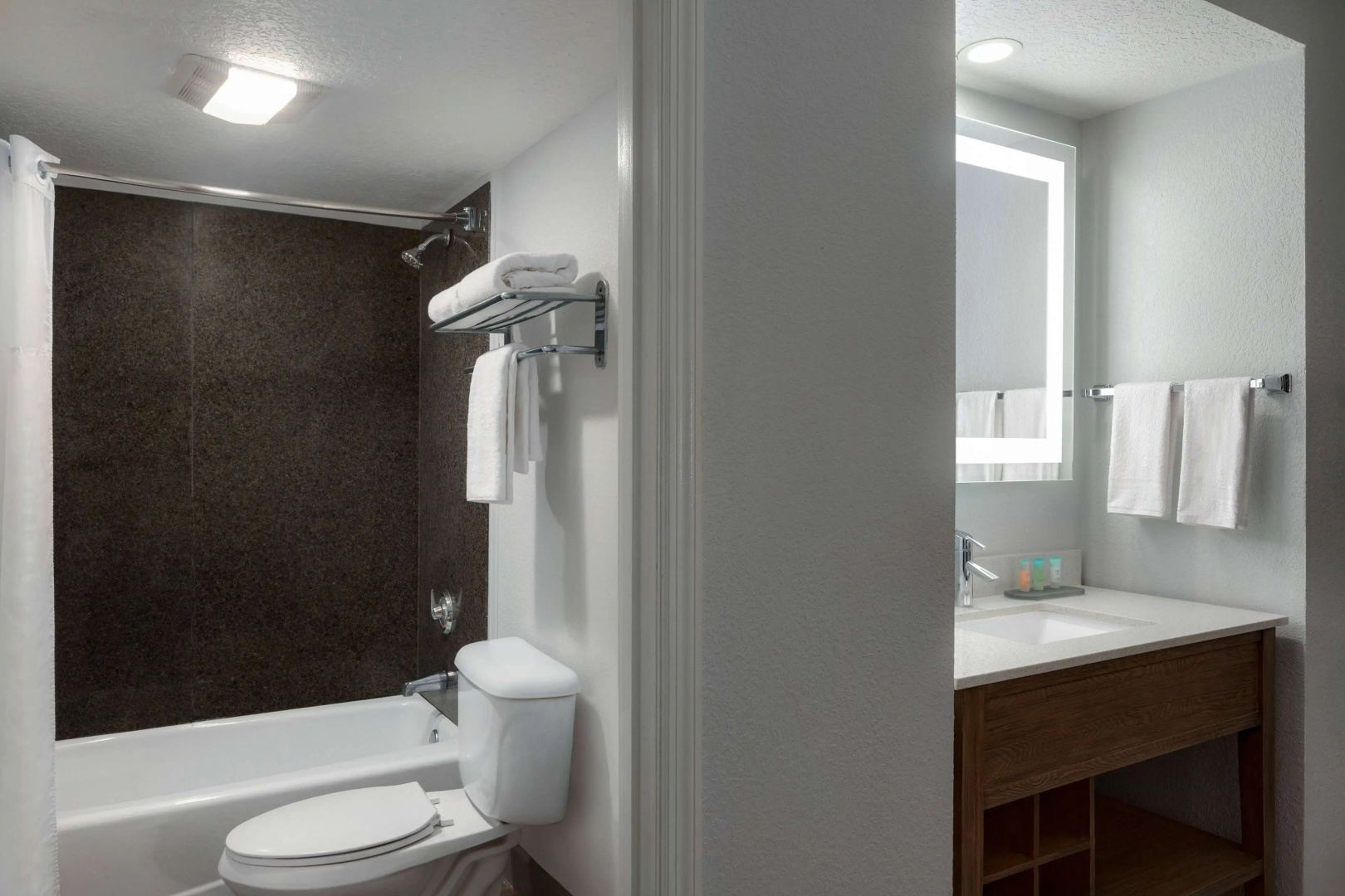 La Quinta Inn & Suites by Wyndham Oceanfront Daytona Beach