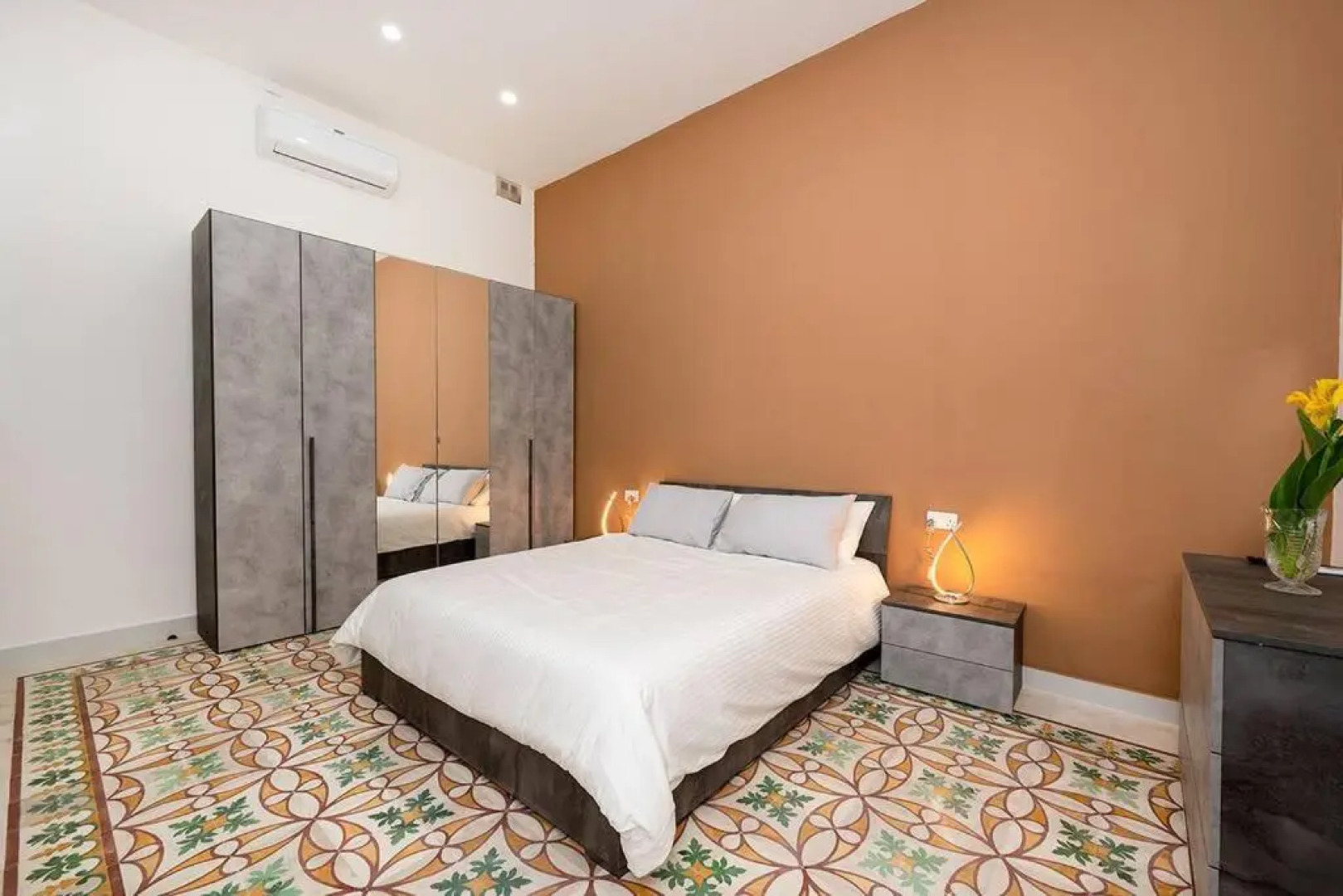 Traditional 3 bedroom home with hot tub (NEW)