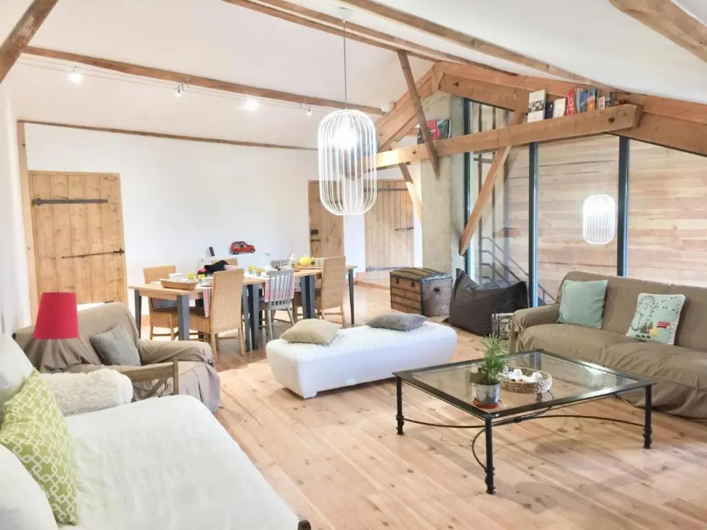 Magnificent Renovated Farmhouse - 10 Min A7 -