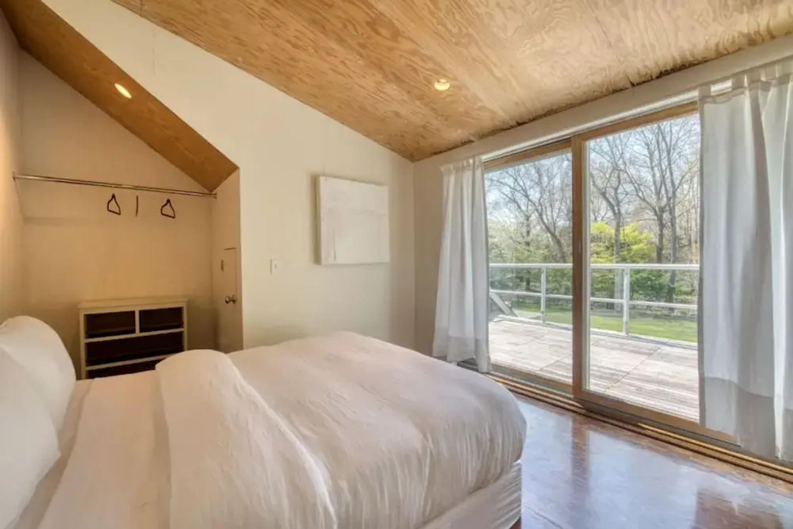 Spacious 5-br 4-bath Pool in East Hamptons