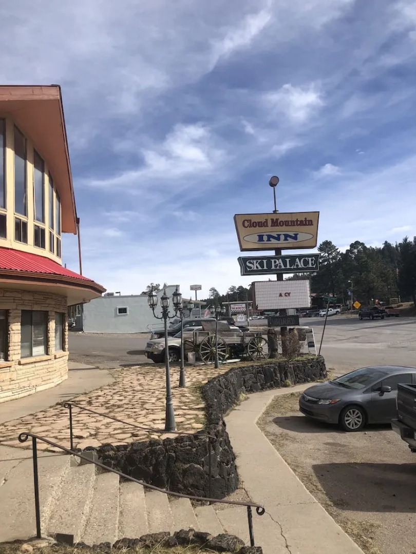Cloud Mountain Inn