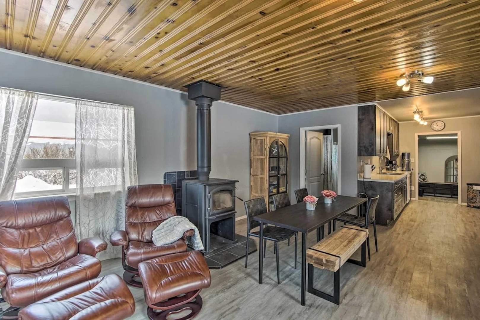 Cozy Cle Elum Cabin w/ 3 Acres & Stocked Pond