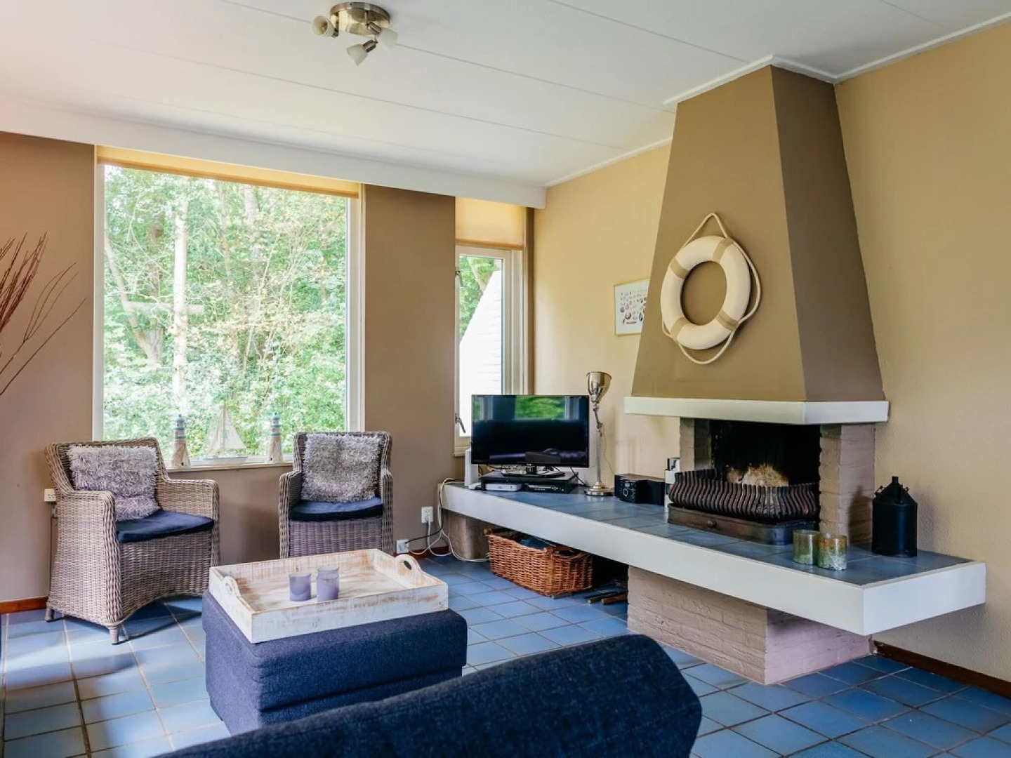 Charming Holiday Home in Burgh-Haamstede near Beach