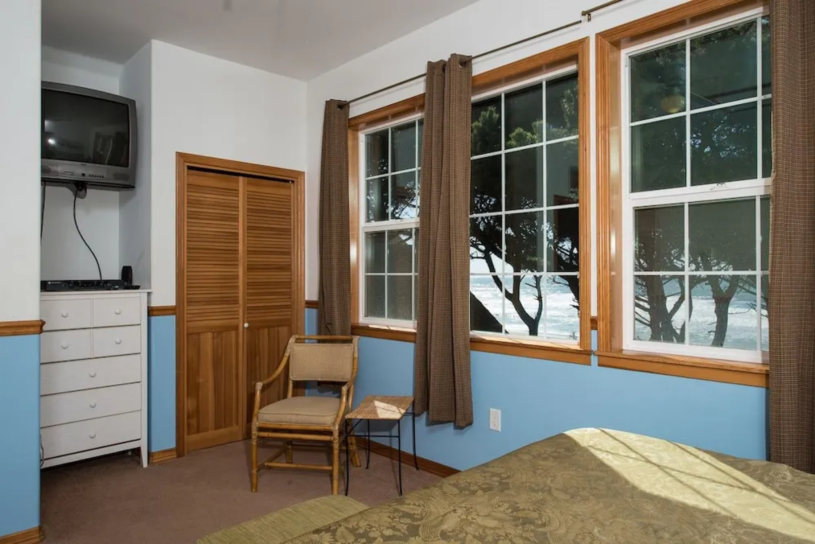 Sheltering Pines 4 Br cottage by RedAwning