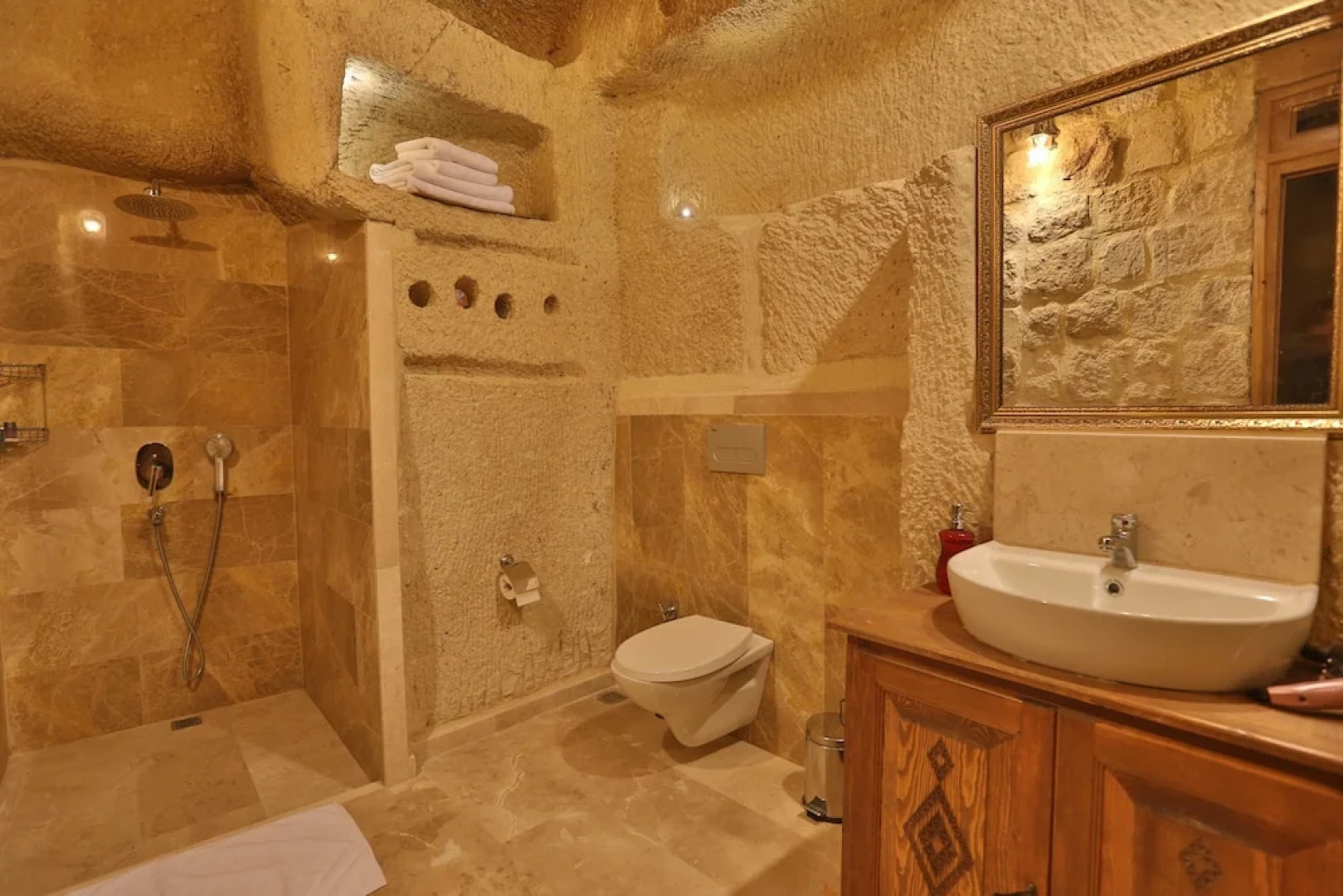 Abu Hayat Cave Suites
