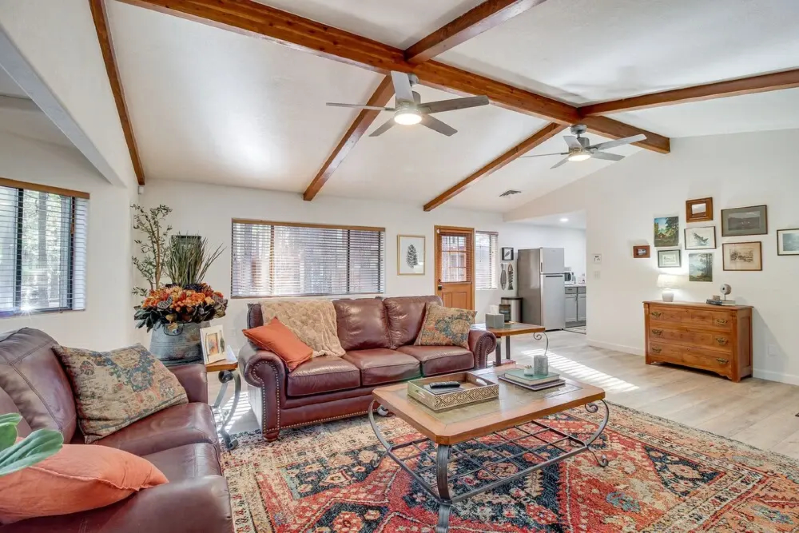 Pinetop Cabin w/ 2 Fireplaces & Hot Tub!