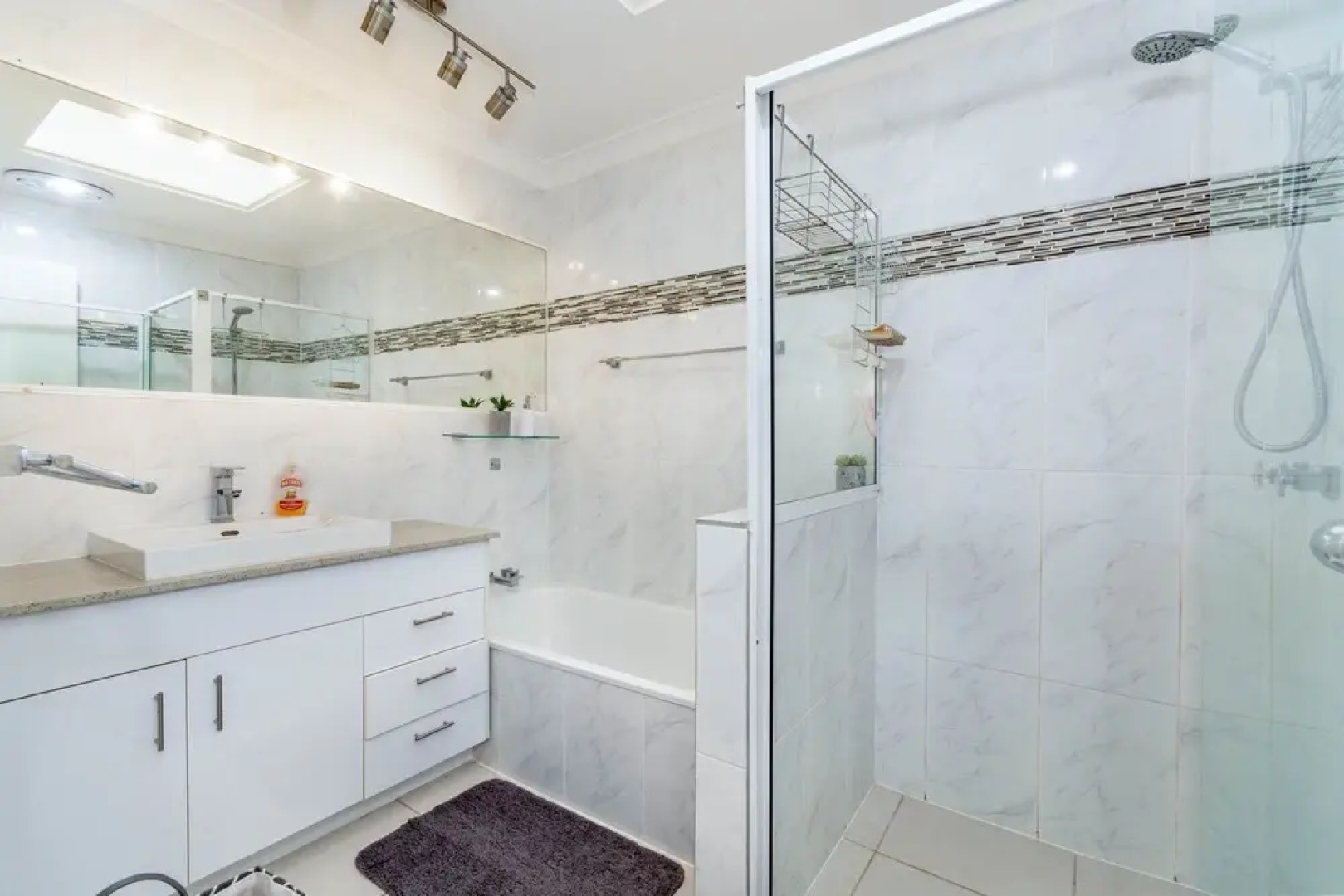 Canal Duplex Close to Everything you Need for a Great Holiday