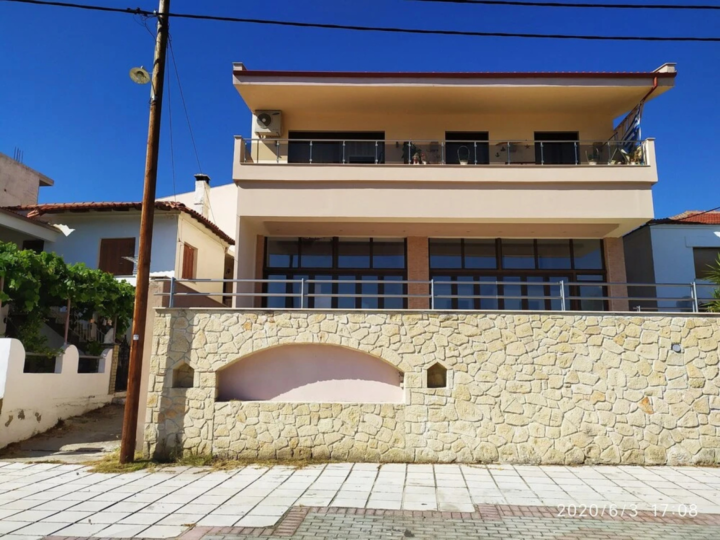 Anchors Aweigh 50m From The Sea