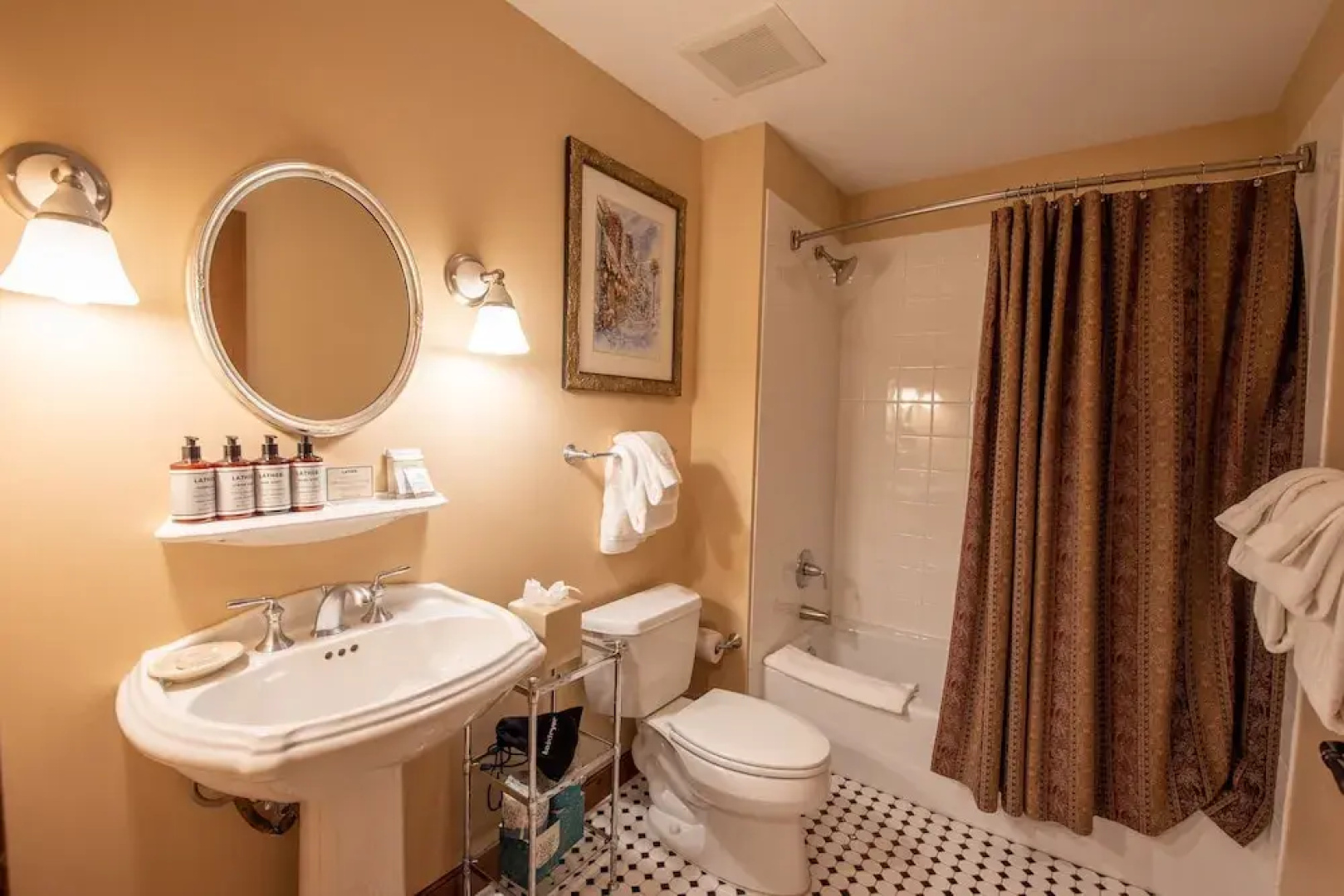 Beautifully Renovated Two Bedroom Condo with a Balcony in Mountaineer Square 2 Condo - No Cleaning Fee! by RedAwning