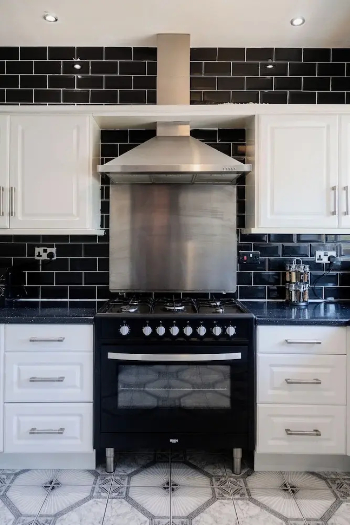 6-bed House - Sleeps 13 - Families & Contractors