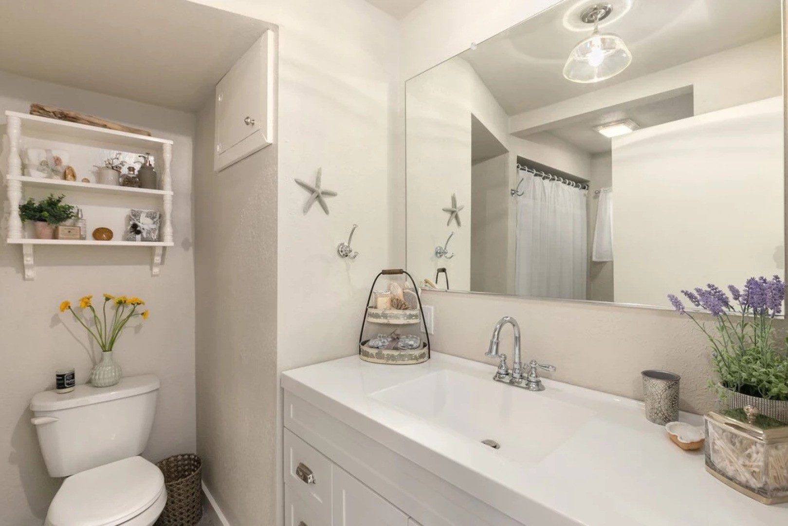 Red Door Cottage by Avantstay Cute Cottage w/ Ocean Views 1 Block From Beach!