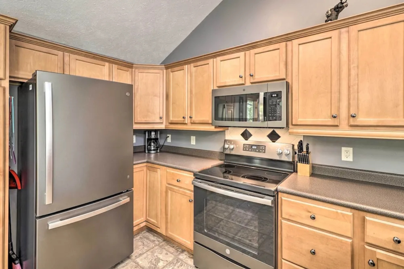 Mountain Home Cottage w/ Deck on White River!