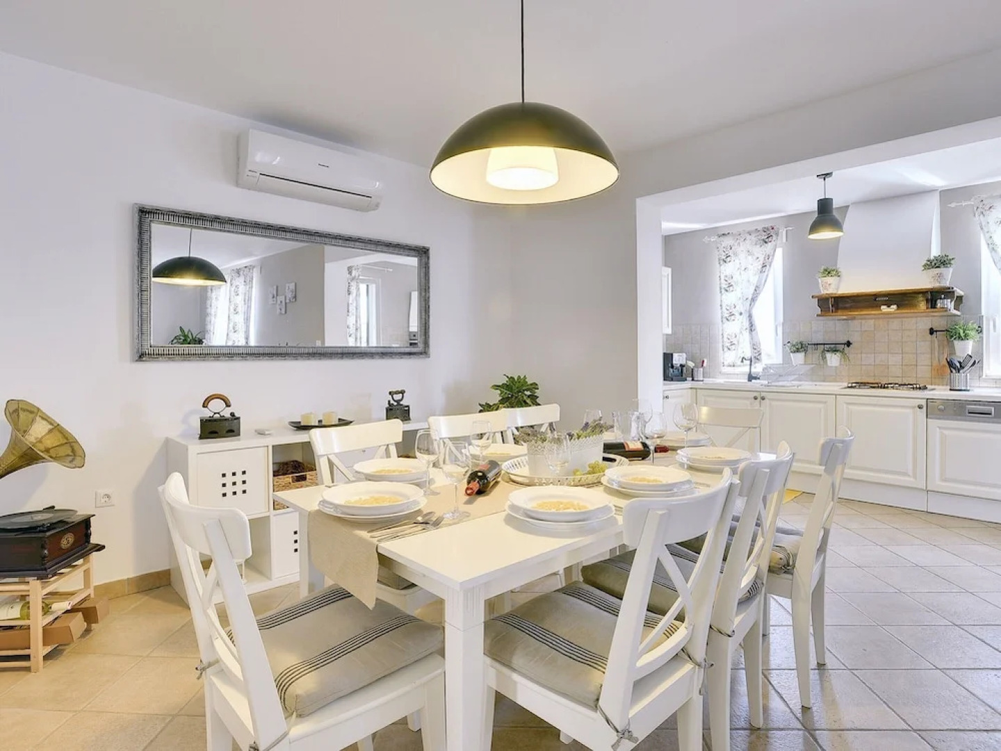 Superb Modern Villa With Pool, Large Fenced Yard Near the Beach